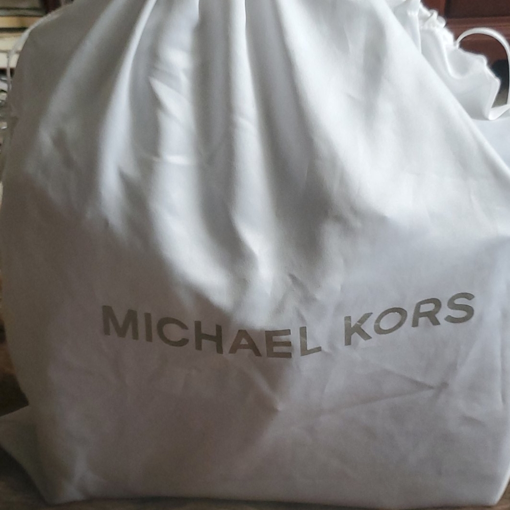 Michael kors  large HP  large tote or crossberry sold out dust cover tagged - Picture 8 of 8